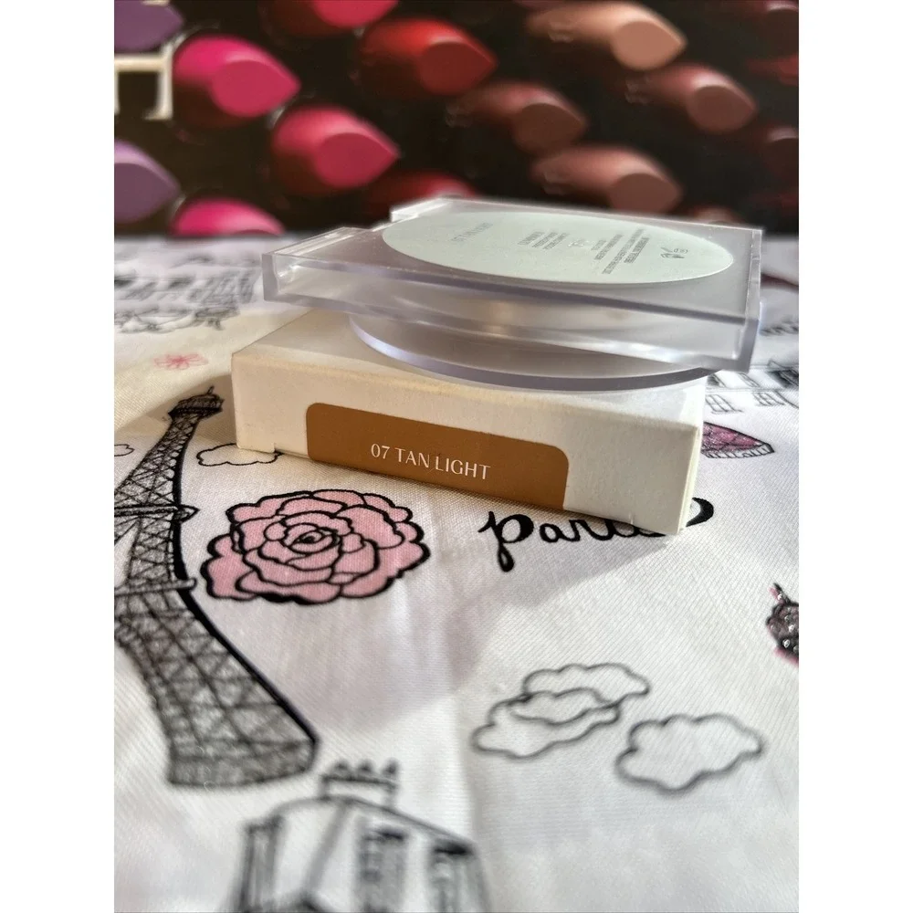 GloWish by Huda Beauty Lightweight Blurring‎ Pressed Powder 07 Tan Light
